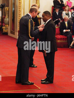 Mr Clive Rowe aus Surrey erfolgt MBE (Member of the Order of the British Empire) durch den Duke of Cambridge am Buckingham Palace, im Rahmen einer Investitur Zeremonie am Buckingham Palace, London. Stockfoto