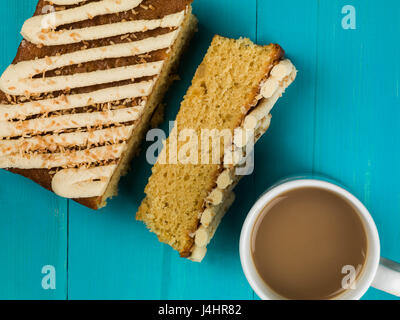 Gebratene Ananas und Kokos-Kuchen auf blauem Grund Stockfoto