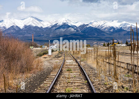 Eisenbahnschienen. Das Land nur über den Arkansas River von der Innenstadt von Salida, Colorado, ist nun leer und öde, im Besitz der Union Pacific Railroad Stockfoto