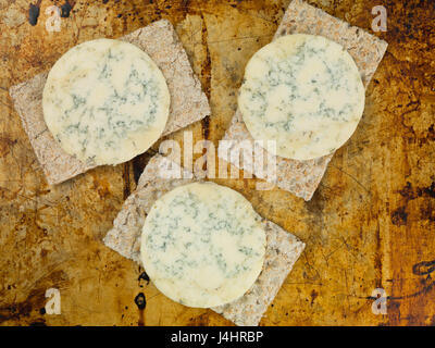 Blue Stilton Käse auf dünne knackige Vollkorn Cracker auf ein Backblech Stockfoto