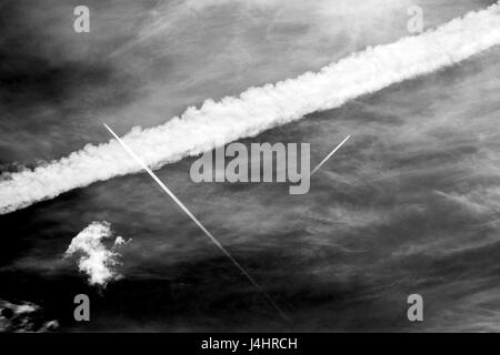 Schwarz & weiß jet Kondensstreifen gegen Colorado Himmel Stockfoto