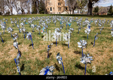 Windräder für Prävention, Symbole für Prävention gegen Kindesmissbrauch Monat, zentralen Colorado, USA Stockfoto