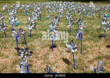 Windräder für Prävention, Symbole für Prävention gegen Kindesmissbrauch Monat, zentralen Colorado, USA Stockfoto