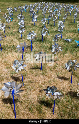 Windräder für Prävention, Symbole für Prävention gegen Kindesmissbrauch Monat, zentralen Colorado, USA Stockfoto