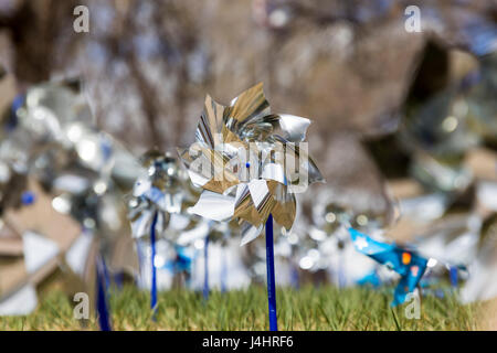 Windräder für Prävention, Symbole für Prävention gegen Kindesmissbrauch Monat, zentralen Colorado, USA Stockfoto