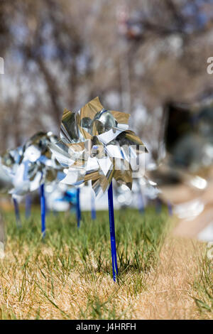 Windräder für Prävention, Symbole für Prävention gegen Kindesmissbrauch Monat, zentralen Colorado, USA Stockfoto