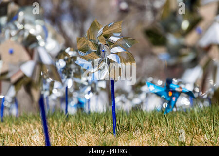 Windräder für Prävention, Symbole für Prävention gegen Kindesmissbrauch Monat, zentralen Colorado, USA Stockfoto