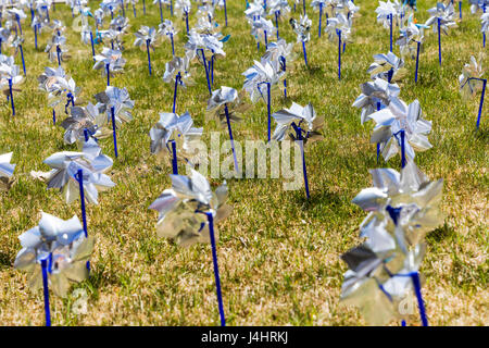 Windräder für Prävention, Symbole für Prävention gegen Kindesmissbrauch Monat, zentralen Colorado, USA Stockfoto