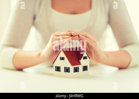 Nahaufnahme von Händen schützen Haus oder home Modell Stockfoto
