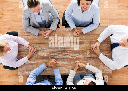Business-Leute sitzen am Bürotisch Stockfoto