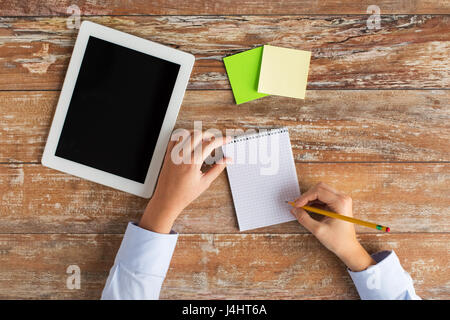 Nahaufnahme von Händen mit TabletPC und notebook Stockfoto