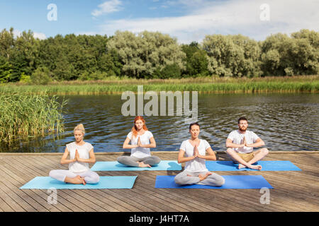 Menschen, die meditieren im Yoga Lotus-Pose im freien Stockfoto