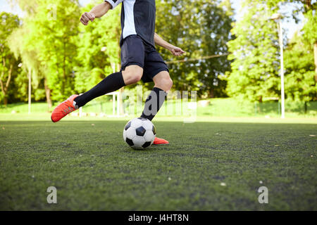 Fußball-Spieler spielen mit Ball auf Feld Stockfoto