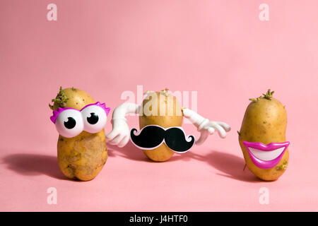 ein Porträt von pop und minimal Kartoffel auf einem rosa Hintergrund Stockfoto
