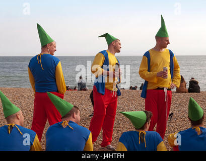 Ein Elf Themen Junggesellenabschied auf Brighton beach Stockfoto