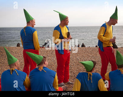 Ein Elf Themen Junggesellenabschied auf Brighton beach Stockfoto