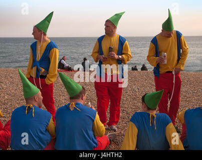 Ein Elf Themen Junggesellenabschied auf Brighton beach Stockfoto