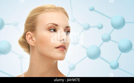 schöne junge Frau Gesicht mit Molekülen Stockfoto