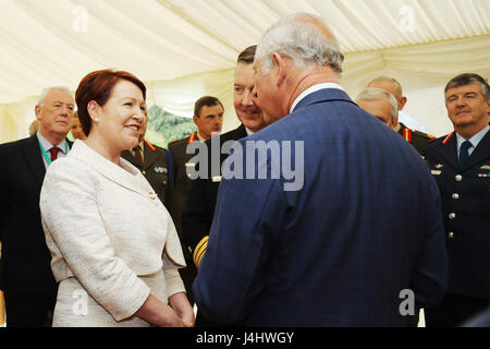 Der Prince Of Wales spricht Garda Kommissar Noirin O'Sullivan während eines Empfangs im Glencairn House, Dublin in Irland. Stockfoto