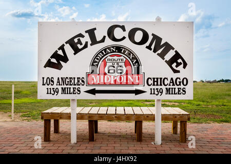 Adrian, Texas - 9. Juli 2014: Willkommens-Schild markiert den Mittelpunkt zwischen Chicago und Los Angeles in die historische Route 66 in Adrian, Texas, USA. Stockfoto