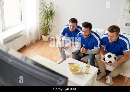 Freunde oder Fußball-Fans zu Hause Fussball Stockfoto