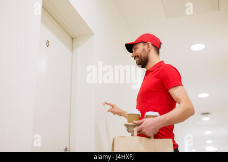 Lieferung Mann mit Kaffee und Essen Türklingel läuten Stockfoto