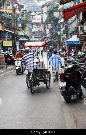 HANOI, VIETNAM - 2. März 2017: Unbekannte Leute auf der Straße von Hanoi, Vietnam. Im Hanoi haben Motorräder Fahrräder als die wichtigste Form der überholt. Stockfoto