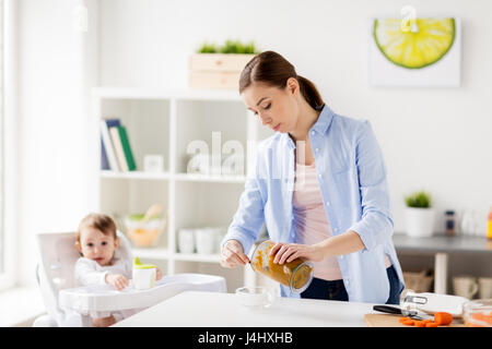 Mutter mit Baby zu Hause kochen Mixer Stockfoto