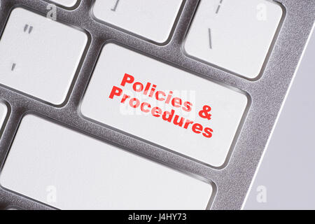 "Politik & Verfahren" roten Wörter auf weiße Tastatur - online, Bildung und Business-Konzept Stockfoto