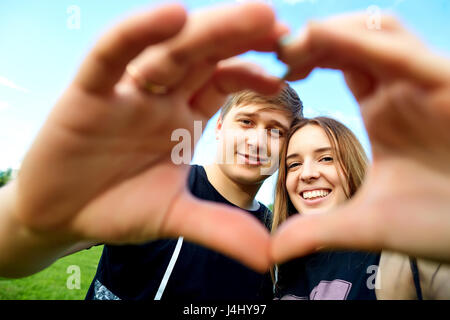 Symbol des Herzens aus Händen ein Liebespaar Stockfoto