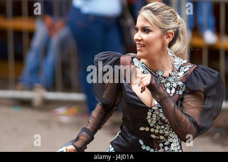 Caporales Tänzerin in kunstvollen Kostümen, die Durchführung, wie sie durch die Bergbau-Stadt Oruro auf dem Altiplano von Bolivien während der jährliche Karneval parade. Stockfoto