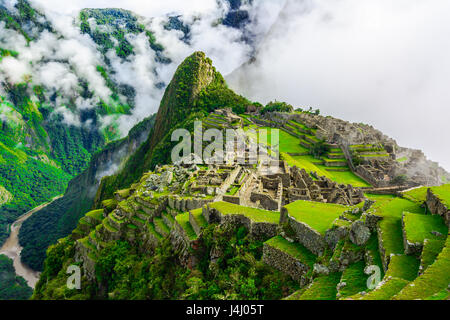 Übersicht über Machu Picchu, Landwirtschaft Terrassen, Wayna Picchu und umliegenden Berge im Hintergrund Stockfoto