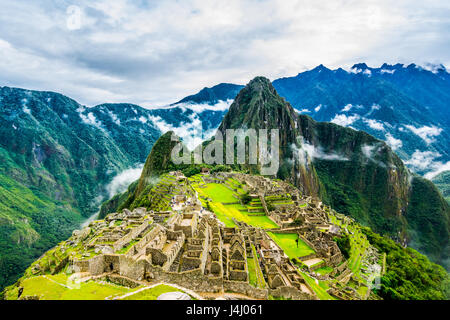 Übersicht über Machu Picchu, Landwirtschaft Terrassen, Wayna Picchu und umliegenden Berge im Hintergrund Stockfoto