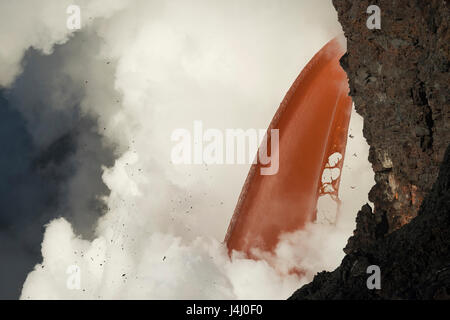 heißer Lava aus dem 61G-Flow von Kilauea Vulkan tritt das Meer vom offenen Ende eine Lavaröhre beim Kamokuna Eintrag in Hawaii Volcanoes National P Stockfoto