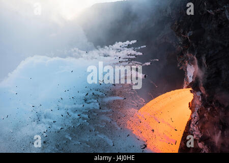 Dampf-Explosionen, wo heißer Lava Kilauea Vulkan den Ozean bei den 61 G Kamokuna Eintrag im Hawaii Volcanoes National Park, Hawaiis Big Island, USA betritt Stockfoto