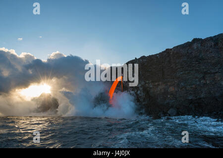 heißer Lava aus dem 61G-Flow von Kilauea Vulkan betritt den Ozean bei Kamokuna Eintrag im Hawaii Volcanoes National Park, Hawaiis Big Island, USA Stockfoto