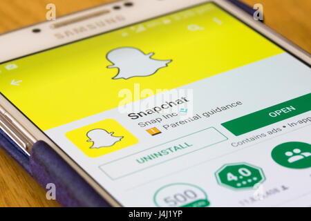 Eine Nahaufnahme auf dem Bildschirm Snapchat app-Installation auf einem smartphone Stockfoto