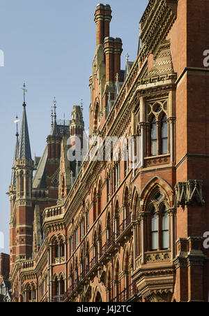 Südfront des Midland Grand Hotel in St. Pancras Station, London. Von George Gilbert Scott, entworfen in den 1860er Jahren im viktorianischen neogotischen Stil. Stockfoto