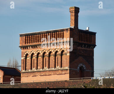 Wasserstelle, St Pancras Wasserturm für Dampfmaschinen mit St Pancras Station. Im Jahr 2001 in drei Abschnitte geschnitten und zog nach Regents Canal Stockfoto