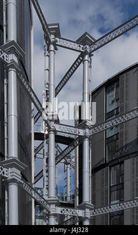 Gasbehälter, King Cross, London. Wohnblocks am Regent es Canal von Wilkinson Eyre Architects inmitten viktorianischen Gasometer. Stockfoto