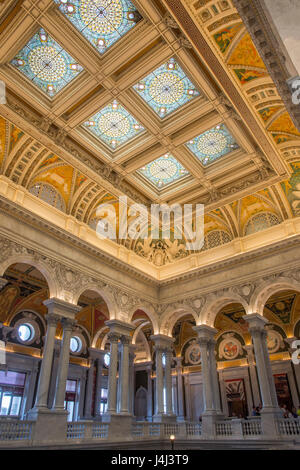 Glasmalerei Oberlicht und Marmor Säulen im Thomas-Jefferson-Gebäude von der Library of Congress in Washington, DC. Stockfoto