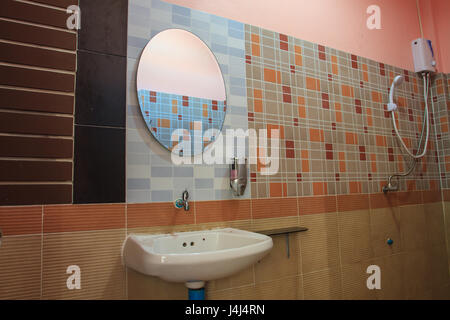 Badezimmer im Büro. Waschbecken und Spiegel in der Toilette Stockfoto