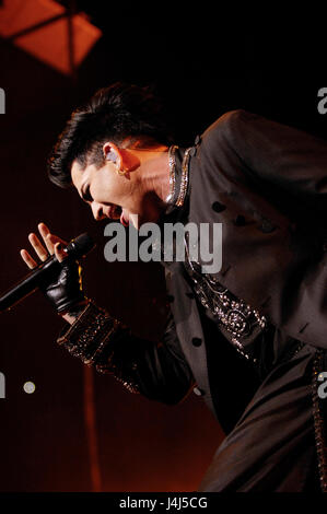 Adam Lambert führt auf KIIS FM Wango Tango 2010 im Staples Center am 15. Mai 2010 in Los Angeles, Kalifornien. Stockfoto