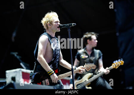 Deryck Whibley, Sänger und Gitarrist von Sum 41 führt auf 2017 Beale Street Music Festival in Tom Lee Park in Memphis, Tennessee am 5. Mai 2017. Stockfoto