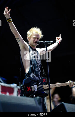 Deryck Whibley, Sänger und Gitarrist von Sum 41 führt auf 2017 Beale Street Music Festival in Tom Lee Park in Memphis, Tennessee am 5. Mai 2017. Stockfoto