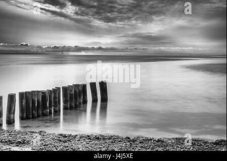 Landschafts-Fotos von der Bucht bei Tangkrogen in der Stadt Aarhus (Dänemark). Eine schöne costal Aussicht neblige Gewässer mit einer dramatischen Himmel zeigen Stockfoto