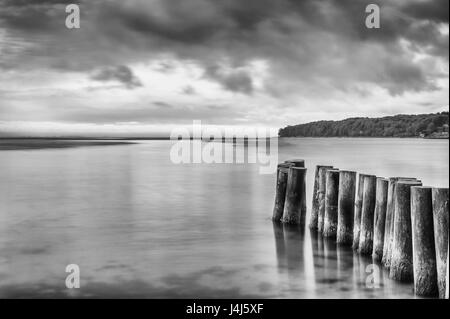 Landschafts-Fotos von der Bucht bei Tangkrogen in der Stadt Aarhus (Dänemark). Eine schöne costal Aussicht neblige Gewässer mit einer dramatischen Himmel zeigen Stockfoto