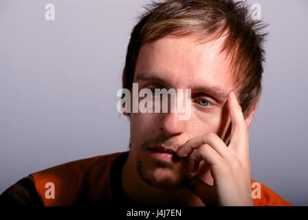 Junger Mann in einer Studio-Lage - Schuss in den Kopf Stockfoto