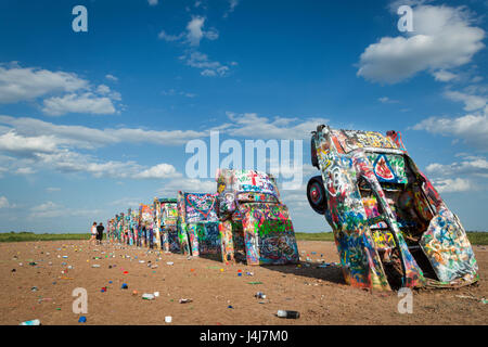 Amarillo, Texas - 8. Juli 2014: Reihe von bunt bemalten Cadillacs in der Cadillac Ranch in Amarillo, Texas, USA. Stockfoto