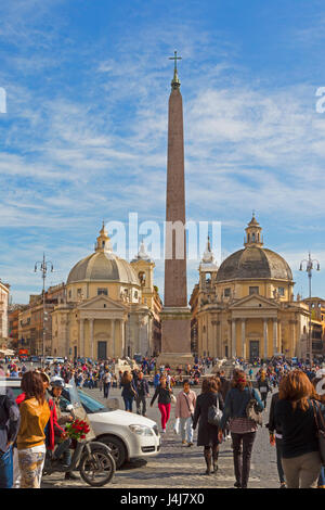 Rom, Italien.  Piazza del Popolo mit ägyptischen Obelisken und Twin Kirchen Santa Maria di Montesanto links und Santa Maria dei Miracoli an der r